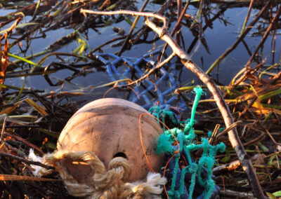 Bouée et filet de pêche sur berge