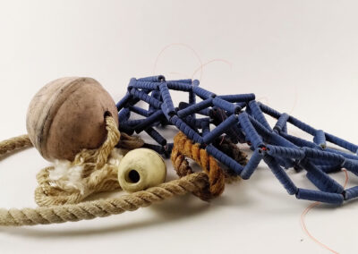 Bouée, flotteur, filet en céramique et un vieux bout