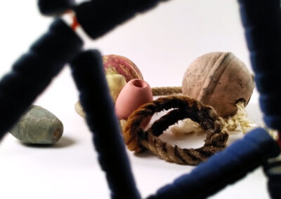 Bouées, flotteurs et filet de pêche en céramique sur un fond blanc