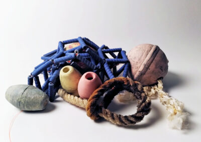 Bouées, flotteurs et filet de pêche en céramique avec un vieux bout. Photo sur fond blanc.