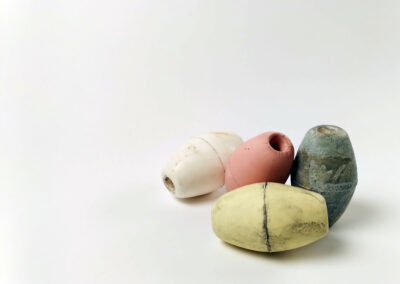 Flotteurs de de filet de pêche en céramique placés en tas. Photo sur fond blanc.