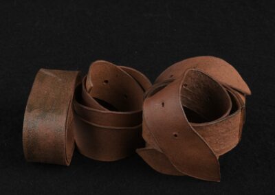 Une brique inspirée par une ceinture de cuir. c'est com me si on avait plusieurs ceintures de cuir enroulées qui forme une brique. Tout est en céramique donnant une texture bluffante de cuir.