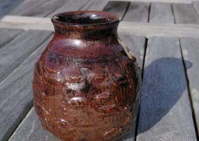 1 vase en céramique sur une table en bois. Email kaki.