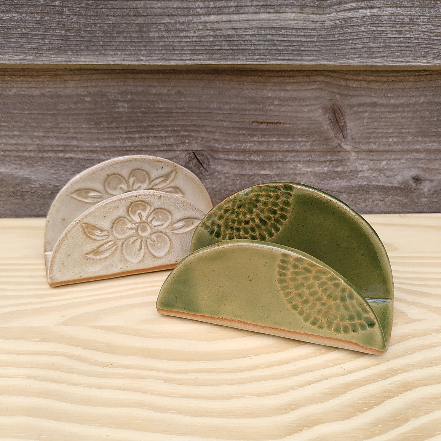 2 porte-cartes arches 2 porte-cartes arches, un blanc avec des fleurs et l'autre vert avec des gravures.